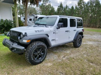 picture of a white jeep wrangler